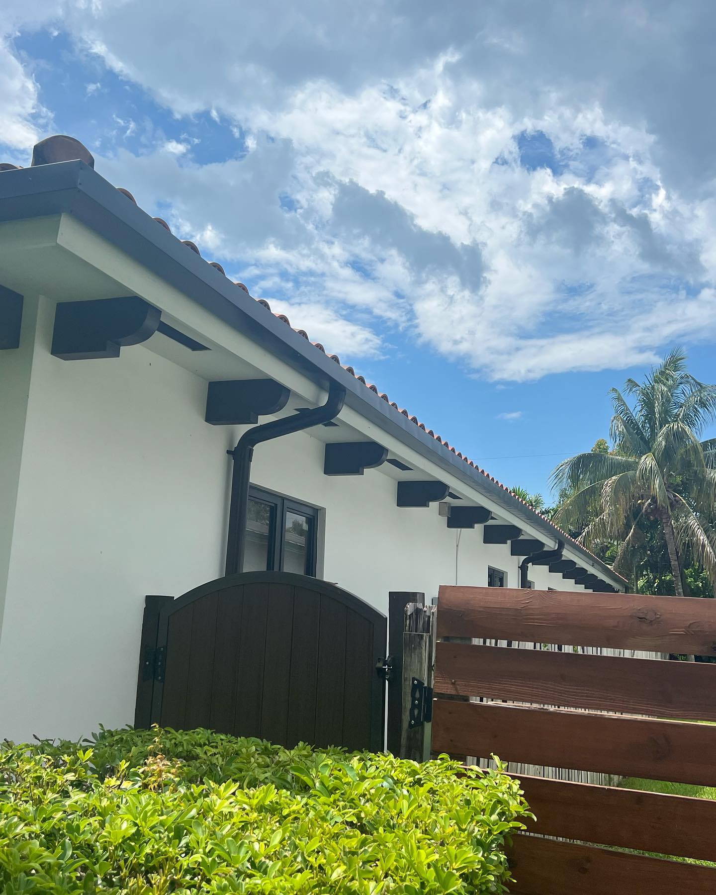 Seamless white aluminum rain gutters on a Cape Coral, FL home